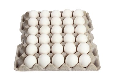 Beyaz arkaplanda karton paketteki yumurtalar