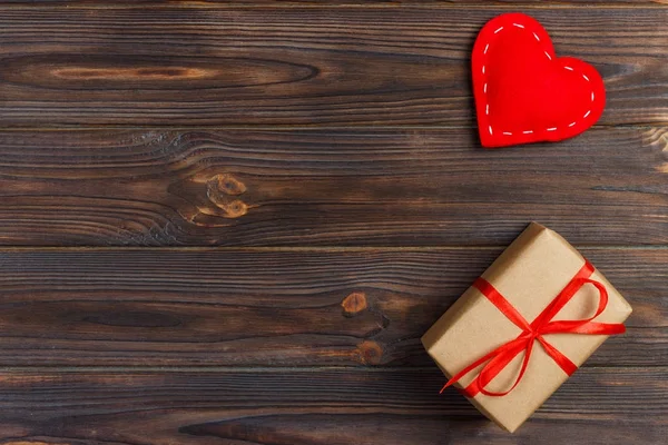 Siyah ahşap masa üzerinde kumaş yürekleri hediye kutusu — Stok fotoğraf