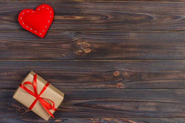 Día de San Valentín fondo vintage con corazones y una caja de regalo en mesa de madera —  Fotos de Stock