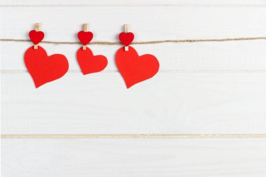 Kağıt kalp ipte seviyorum. Sevgililer günü kavramı, kopya alanı