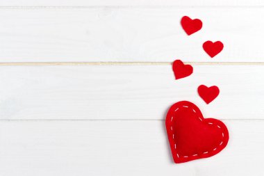Farklı kalpler ahşap bir masa üzerine kumaş yapılır. Sevgi ve Sevgililer günü kavramı