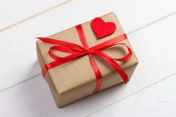 Sfondo San Valentino. Cuore rosso, nastro e scatola regalo su sfondo di legno — Foto Stock