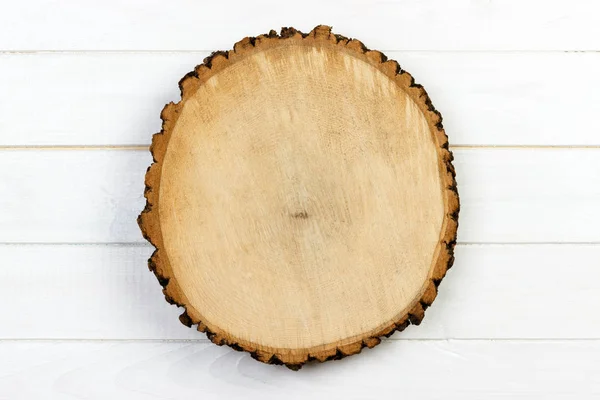 Tocón de árbol de corte redondo con anillos anuales sobre fondo de madera. vista superior con espacio de copia — Foto de Stock