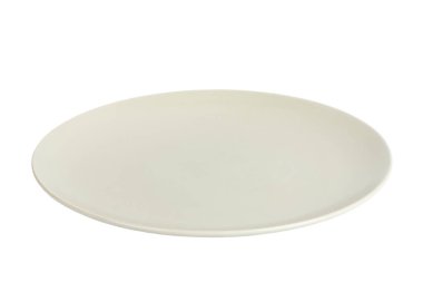 Beyaz arkaplanda boş beyaz plaka izole edildi