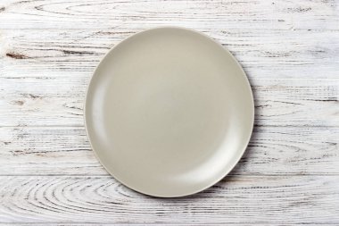 Üstten Görünüm boş mat plaka rustik ahşap masa üzerinde. Üstten Görünüm