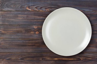 Üstten Görünüm boş mat plaka rustik ahşap masa üzerinde. Üstten Görünüm