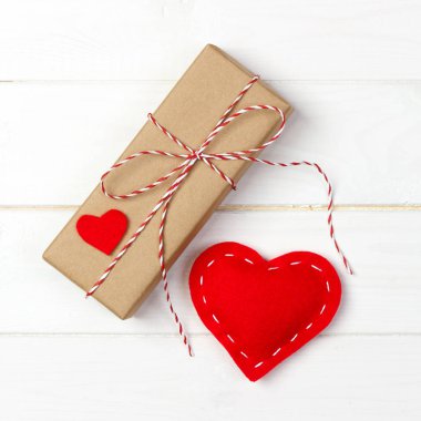 Siyah ahşap masa üzerinde kumaş yürekleri hediye kutusu