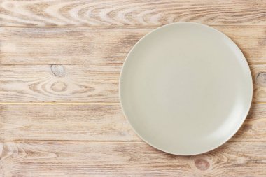 ahşap masa boş mat yuvarlak plaka. Üstten Görünüm