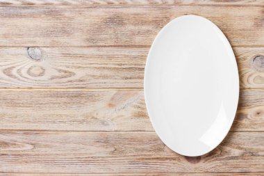 Ahşap bir arka planda boş beyaz yemek tabaklarının üst görünümü