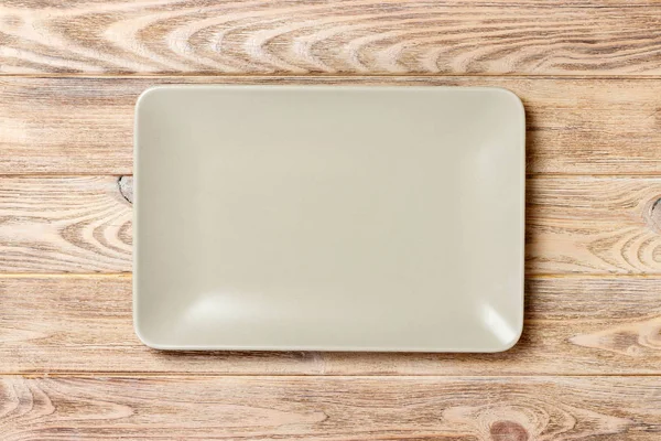 Piatto rettangolare vuoto su sfondo tavolo di legno — Foto Stock