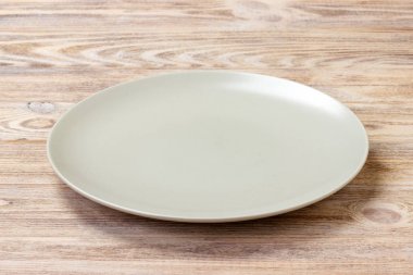 boş yuvarlak tabak yemek ahşap bachground. Perspektif Görünümü