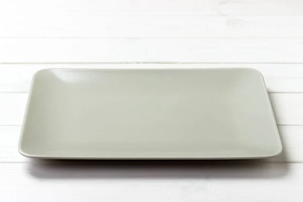 Placa retangular vazia no fundo da mesa de madeira — Fotografia de Stock