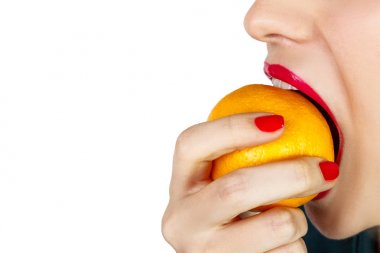 limon, ısırma kız yakın çekim üzerinde beyaz izole