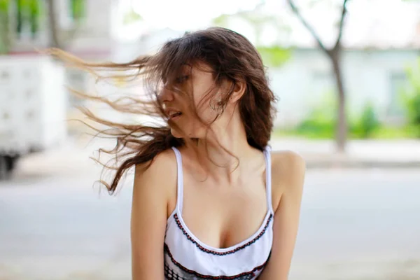 Menina com cabelo voador na rua . — Fotografia de Stock