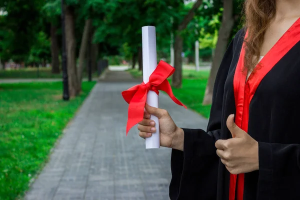 Graduada puso sus manos en alto y celebrando con certificado en su mano y sintiéndose tan feliz en el Día de Comienzo —  Fotos de Stock