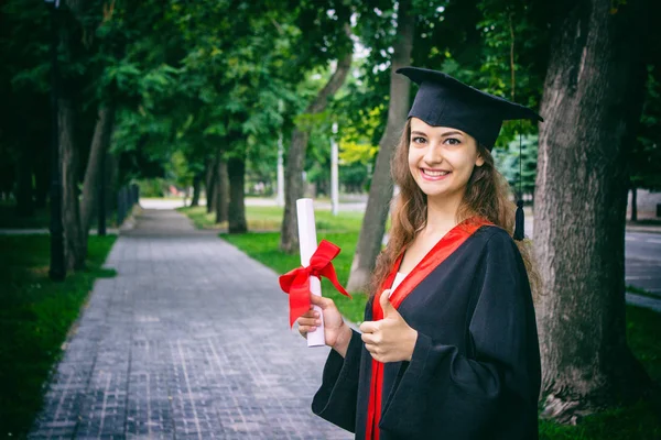 Női portré az érettségi napján. Egyetem. Oktatás, diploma és az emberek fogalma. — Stock Fotó