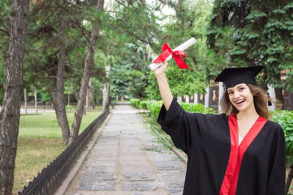 Γυναικείο πορτρέτο την ημέρα της αποφοίτησής της. Πανεπιστήμιο. Εκπαίδευση, αποφοίτηση και οι άνθρωποι έννοια. — Φωτογραφία Αρχείου
