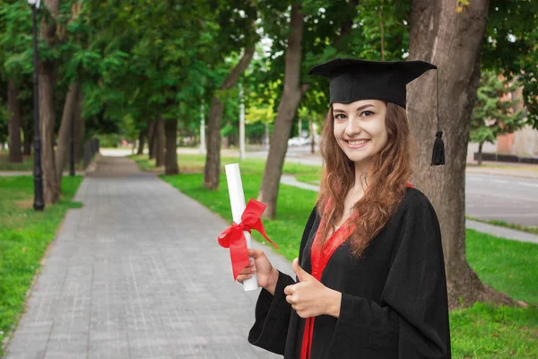 Boldog nő a nap egyetemi diploma. Oktatás, és az emberek. — Stock Fotó