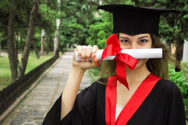 Női portré az érettségi napján. Egyetem. Oktatás, diploma és az emberek fogalma. — Stock Fotó