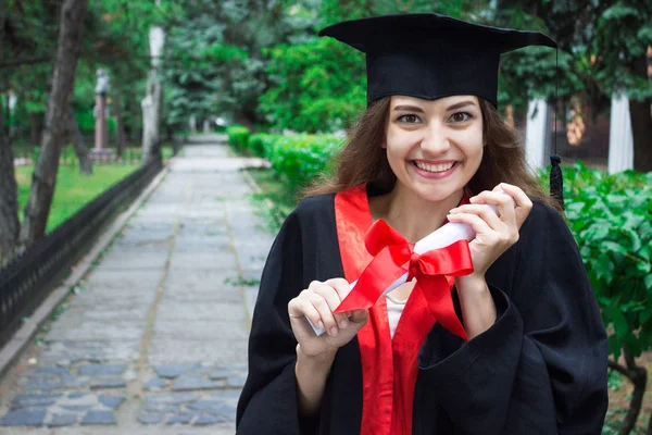 Női portré az érettségi napján. Egyetem. Oktatás, diploma és az emberek fogalma. — Stock Fotó