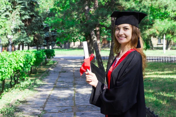 Mujer feliz en su día de graduación. Universidad, educación y personas felices - concepto . —  Fotos de Stock