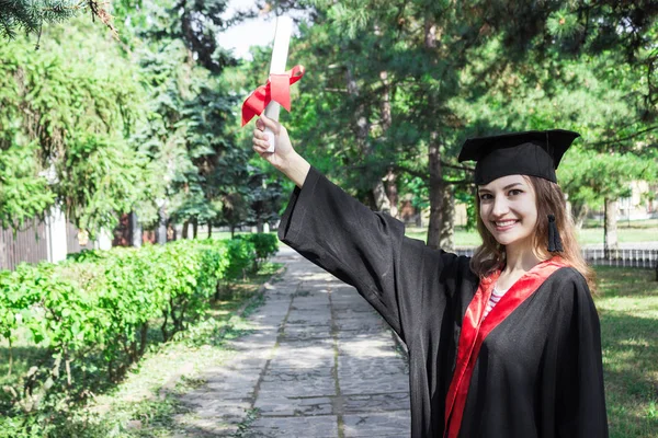 Graduada puso sus manos en alto y celebrando con certificado en su mano y sintiéndose tan feliz en el Día de Comienzo —  Fotos de Stock