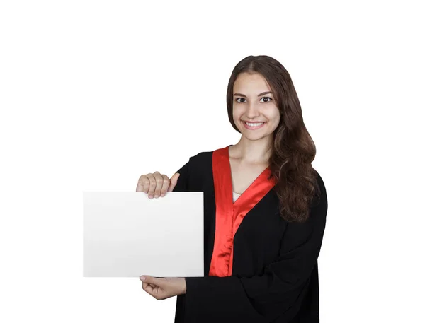 Estudante de pós-graduação bonita no manto mostrando placa de cartaz em branco, isolado no fundo branco — Fotografia de Stock