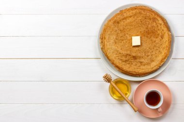 Tereyağı ve bir tabakta bal ile sıcak gözleme. Kopya alanı ile en iyi manzaralı çay ve krep Servis Kahvaltı.