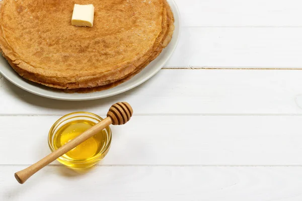 Κρέπες τηγανιτό με μέλι σε λευκό ξύλινο τραπέζι. το Top view με αντίγραφο χώρου — Φωτογραφία Αρχείου