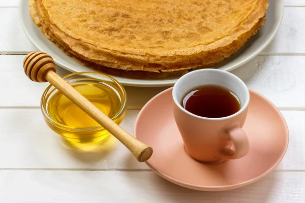 Panqueques calientes con miel en un plato, té de desayuno con crepes — Foto de Stock