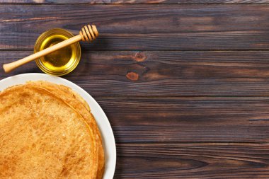 Ahşap bachground en iyi kopya alanı görünümle kavanoza bal ile lezzetli krep yığını. kopya alanı ile Üstten Görünüm