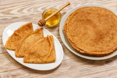 Sıcak krep serpilir akçaağaç şurubu ile. Sana kahvaltı iyi. Üstten Görünüm