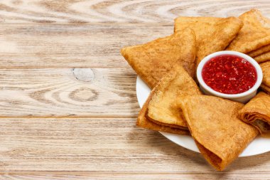 Ahududu ahşap Mutfak Masa üstü tarih ile lezzetli gözleme ile kopya alanı göster.