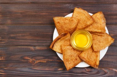 Bal ve tereyağı kopya alanı ahşap arka plan en iyi görünümüyle ile Pancakes.