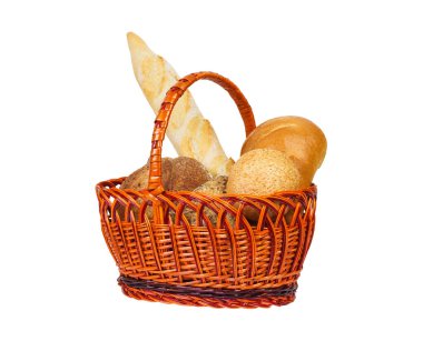 Beyaz arka plan üzerinde izole hasır sepetin içinde ekmek ile kompozisyon loafs
