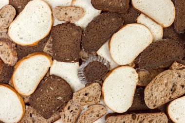 Dilimlenmiş beyaz ve kahverengi somun ekmek.