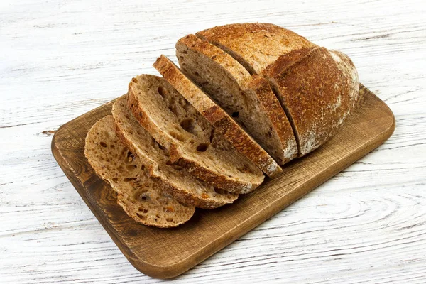 Pane francese affettato su tagliere di legno — Foto Stock