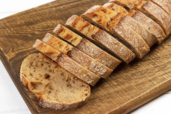 Fatias crocantes perfumadas de pão de centeio no fundo branco — Fotografia de Stock
