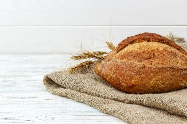 Breadon tablo. Hamur Beyaz ahşap zemin üzerinde pişirme