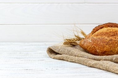 Ev yapımı ekmek buğday ekmeği ahşap arka plan üzerinde pişmiş
