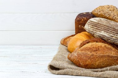 Taze pişmiş ekmek çeşitler ahşap tablo