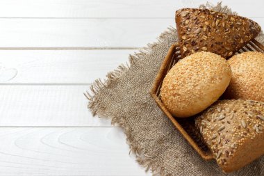 Sepette Beyaz ahşap masa üzerinde taze Fransız ekmeği