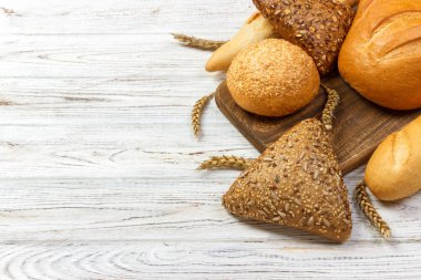 Ekmek ve Beyaz ahşap zemin üzerinde buğday