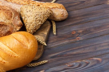 Ekmek ve buğday Beyaz ahşap zemin üzerinde. kopya alanı ile Üstten Görünüm