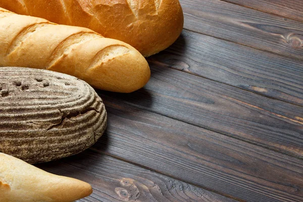 Fondo de panadería, surtido de pan. Vista superior con espacio de copia — Foto de Stock