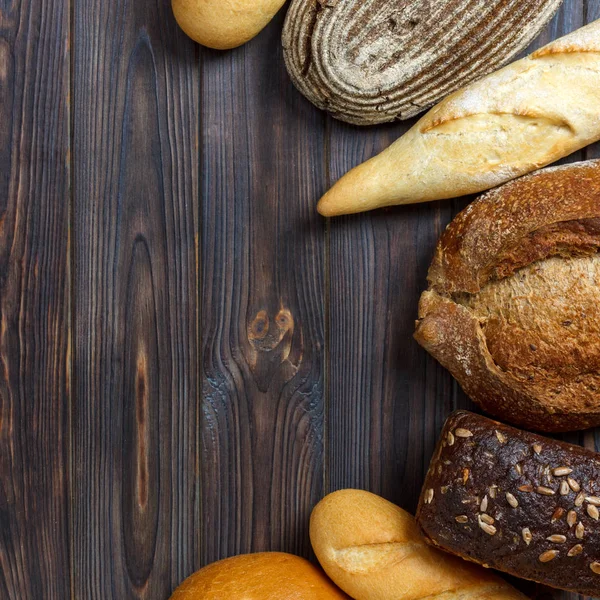 Fondo de panadería, surtido de pan. Vista superior con espacio de copia — Foto de Stock