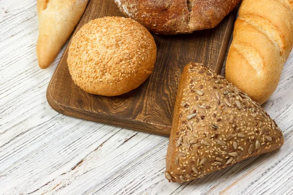 Ahşap masa üzerinde pişmiş ekmek ürün yelpazesine. kopya alanı ile Üstten Görünüm — Stok fotoğraf