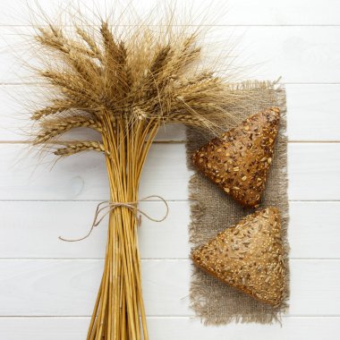 Ahşap beyaz baackground çavdar tahıllı ekmek kadar kapatın