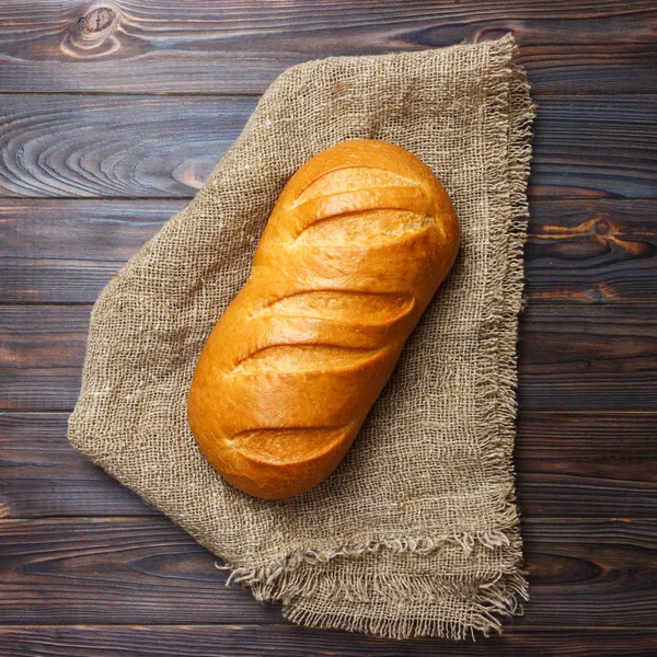 上木制的背景下，食品特写的面包 — 图库照片