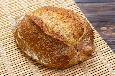 Rustik somun ekmek ahşap masa üzerinde yakın çekim